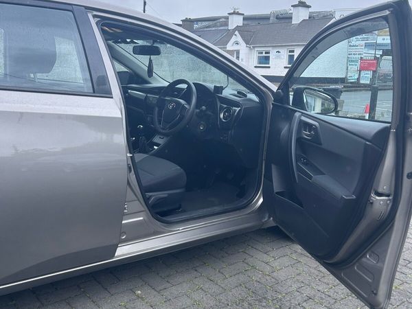 Toyota Auris Hatchback, Diesel, 2016, Bronze