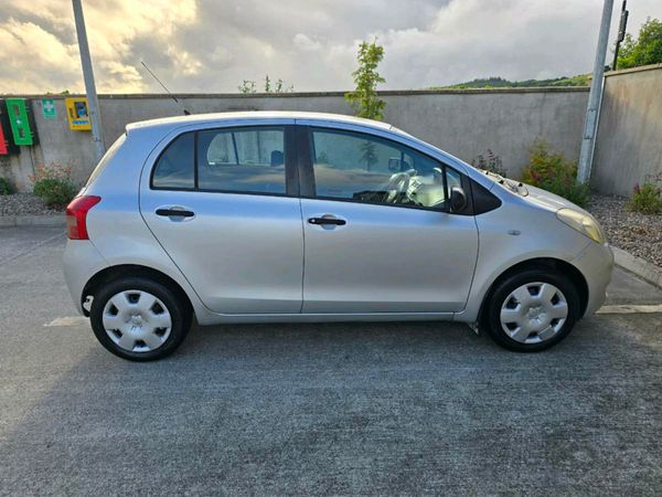 Toyota Yaris Hatchback, Petrol, 2009, Silver