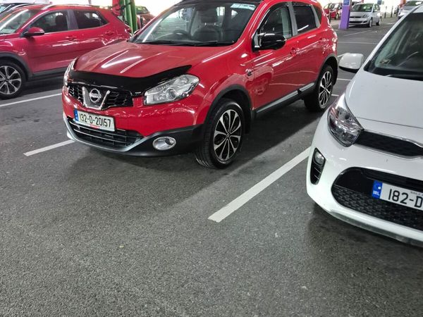 Nissan Qashqai Hatchback, Diesel, 2013, Red