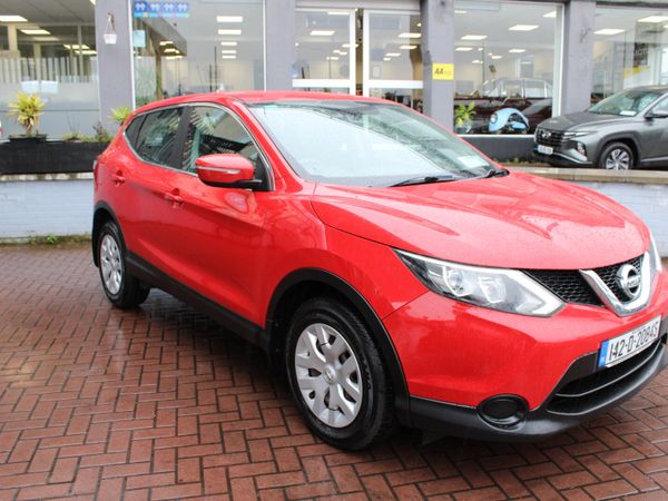 Nissan Qashqai Hatchback, Diesel, 2014, Red
