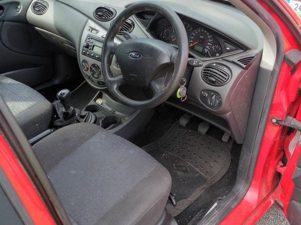 Ford Focus Hatchback, Petrol, 2005, Red