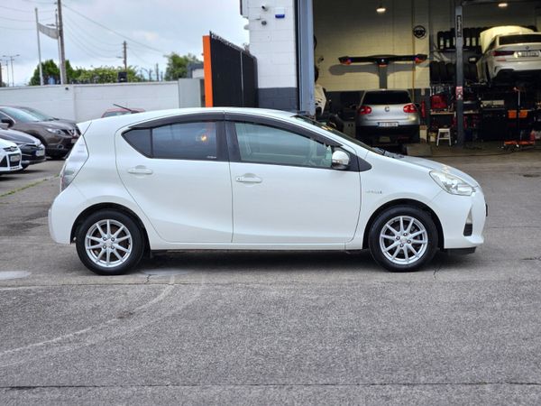 Toyota Aqua Hatchback, Petrol Hybrid, 2014, White