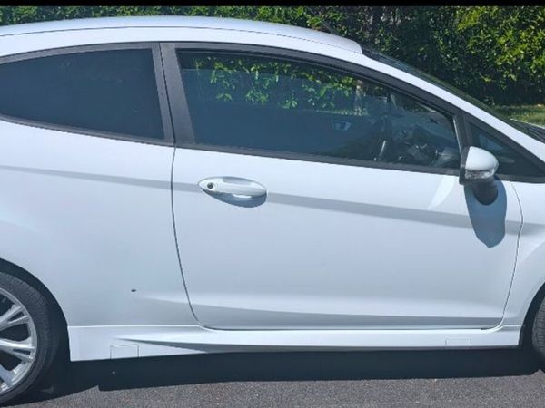 Ford Fiesta Hatchback, Petrol, 2015, White