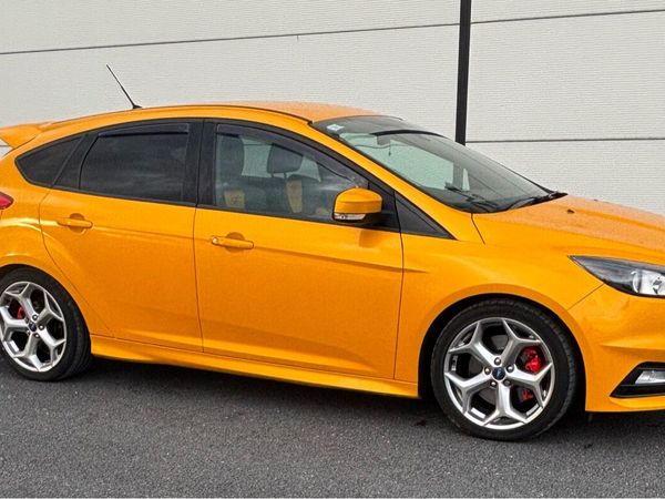 Ford Focus Hatchback, Petrol, 2016, Yellow