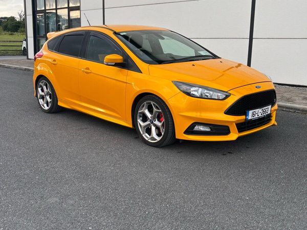 Ford Focus Hatchback, Petrol, 2016, Yellow