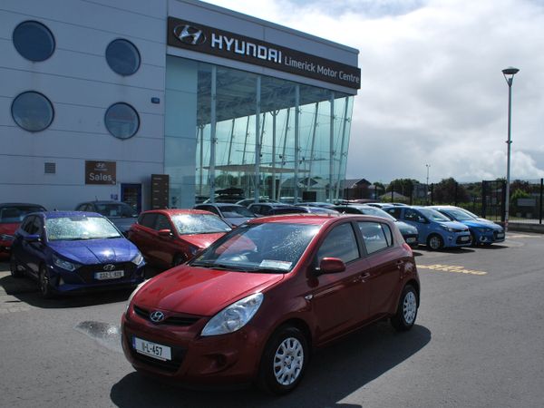 Hyundai i20 Hatchback, Petrol, 2011, Red