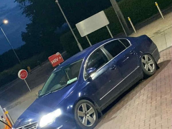 Volkswagen Passat Saloon, Diesel, 2010, Blue