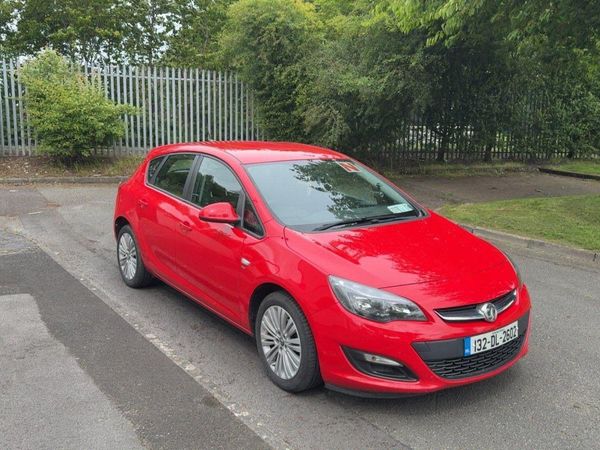 Vauxhall Astra Hatchback, Petrol, 2013, Red