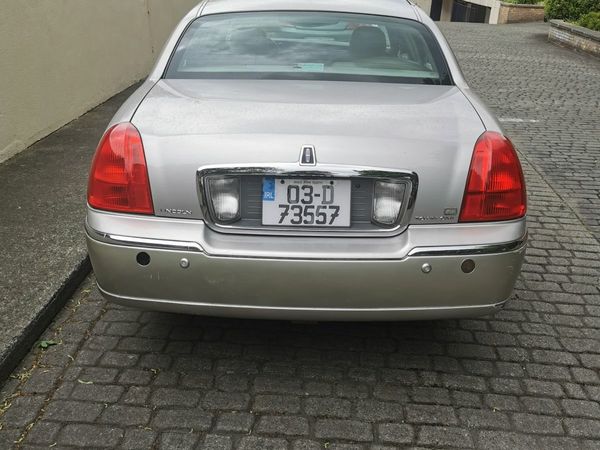 Lincoln Towncar Saloon, Petrol, 2003, Silver