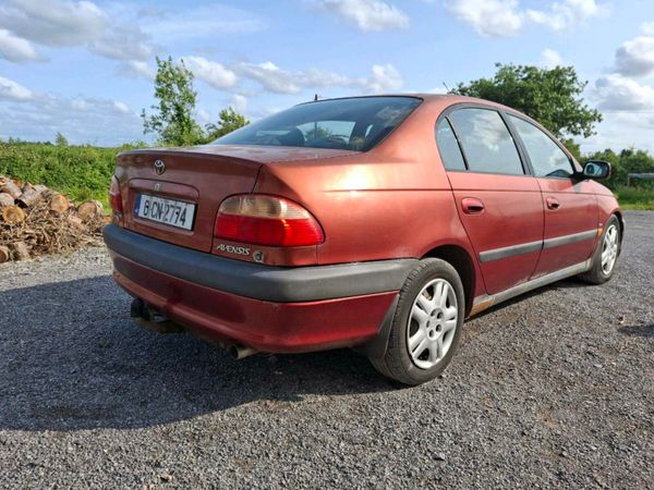 Toyota Avensis Saloon, Petrol, 2001, Red