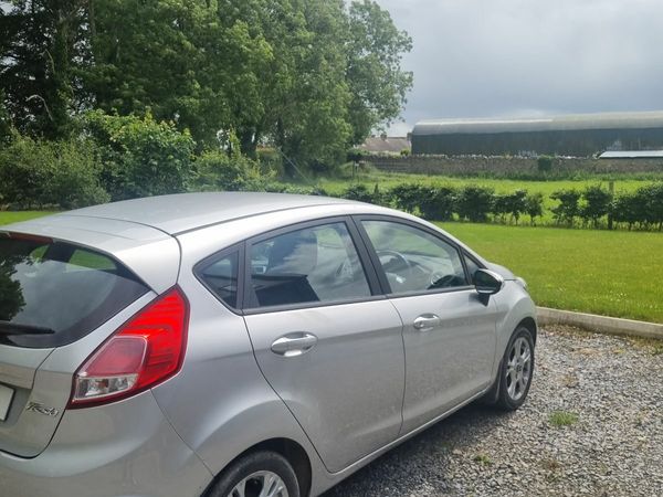 Ford Fiesta Hatchback, Petrol, 2015, Silver