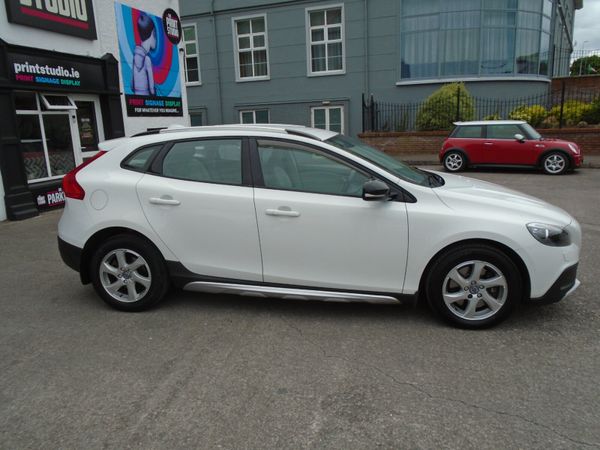 Volvo V40 Hatchback, Diesel, 2016, White