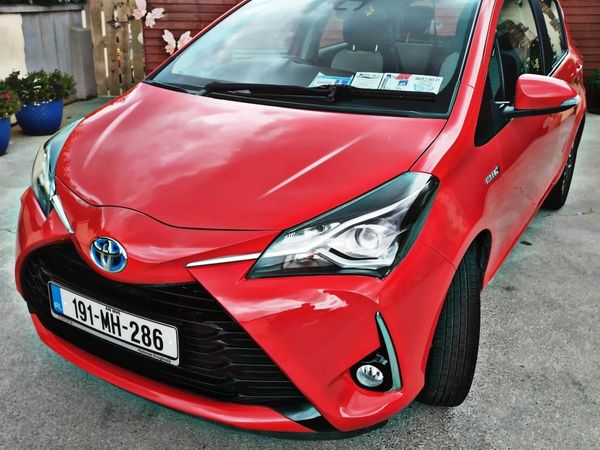 Toyota Yaris MPV, Petrol Hybrid, 2019, Red