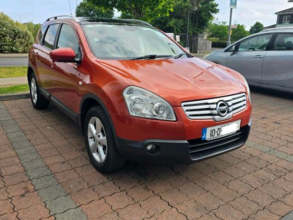 Nissan Qashqai+2 Hatchback, Petrol, 2010, Red