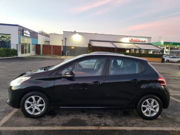 Peugeot 208 Hatchback, Diesel, 2014, Black