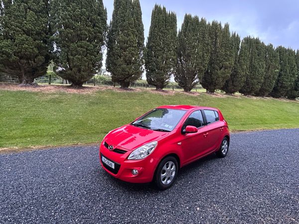 Hyundai i20 Hatchback, Petrol, 2010, Red