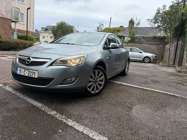 Opel Astra Hatchback, Petrol, 2011, Silver