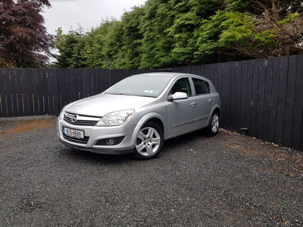 Opel Astra Hatchback, Petrol, 2010, Silver