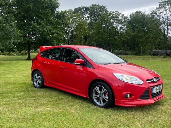 Ford Focus Hatchback, Diesel, 2015, Red