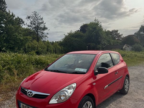 Hyundai i20 Hatchback, Petrol, 2012, Red