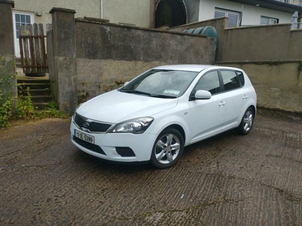 Kia Ceed Hatchback, Petrol, 2011, White