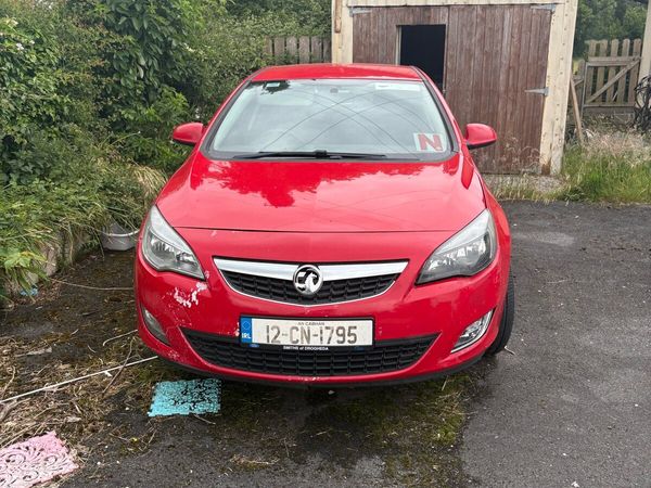 Vauxhall Astra Hatchback, Diesel, 2012, Red
