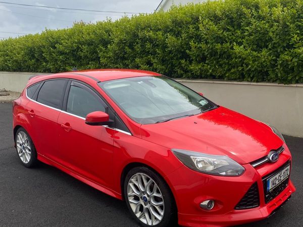 Ford Focus Hatchback, Diesel, 2014, Red