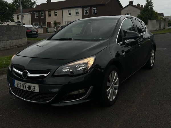 Vauxhall Astra Hatchback, Petrol, 2013, Black