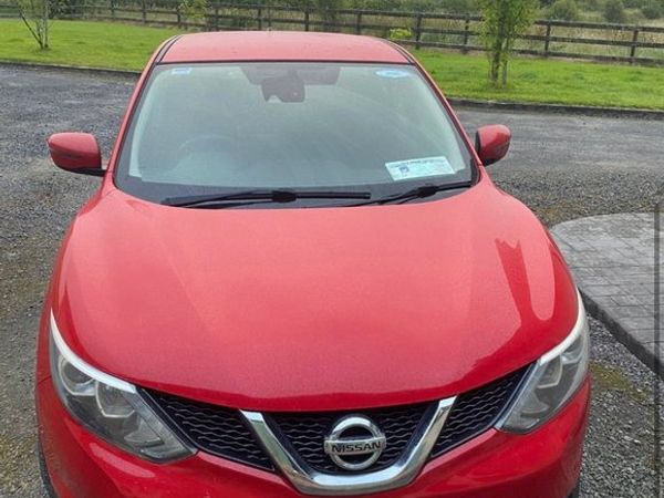 Nissan Qashqai Hatchback, Diesel, 2016, Red