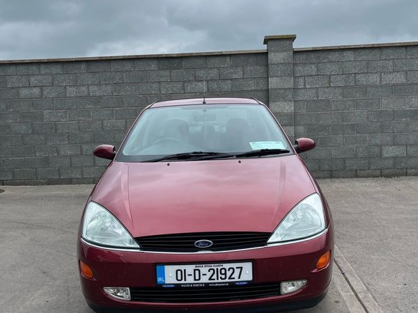 Ford Focus Saloon, Petrol, 2001, Red