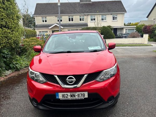 Nissan Qashqai Hatchback, Diesel, 2016, Red