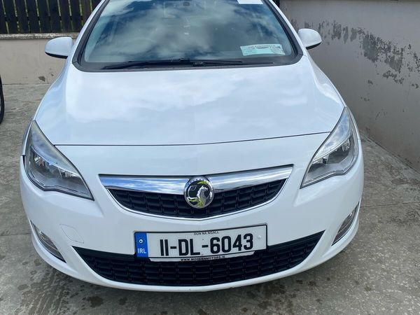 Vauxhall Astra Hatchback, Petrol, 2011, White