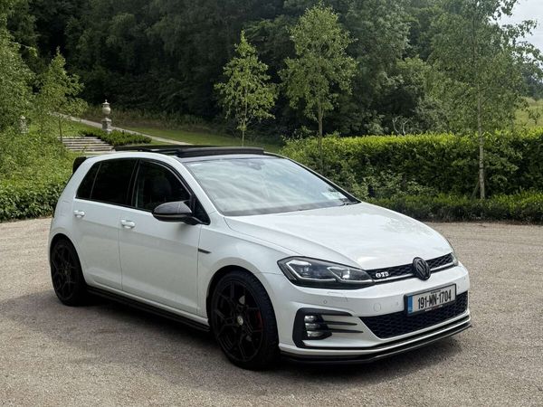 Volkswagen Polo Hatchback, Petrol, 2014, White