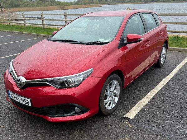 Toyota Auris Hatchback, Petrol, 2016, Red