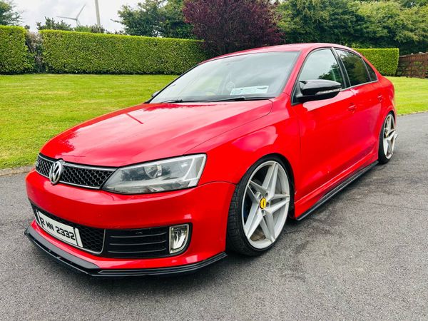 Volkswagen Jetta Saloon, Diesel, 2012, Red