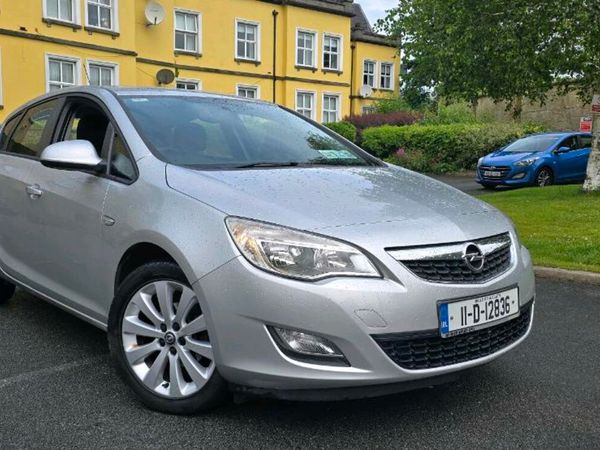 Opel Astra Hatchback, Petrol, 2011, Silver