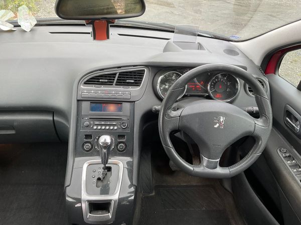 Peugeot 5008 MPV, Diesel, 2011, Red
