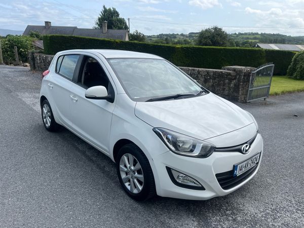 Hyundai i20 Hatchback, Petrol, 2014, White