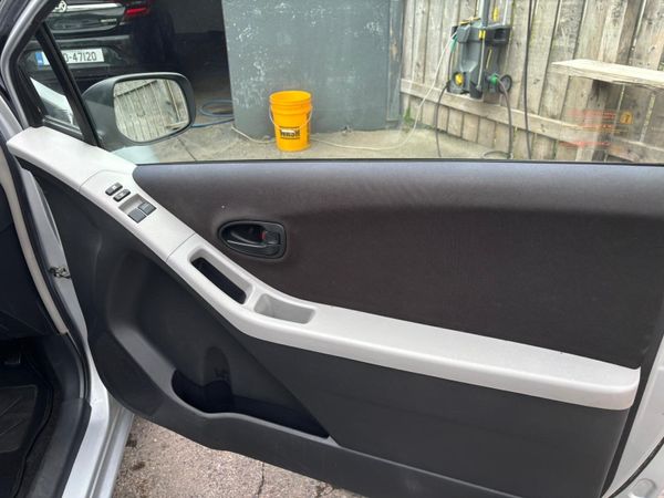 Toyota Yaris Hatchback, Petrol, 2006, Silver