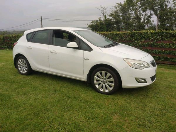 Opel Astra Hatchback, Petrol, 2010, White