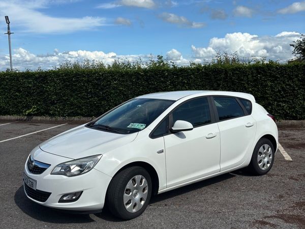 Vauxhall Astra Hatchback, Petrol, 2011, White