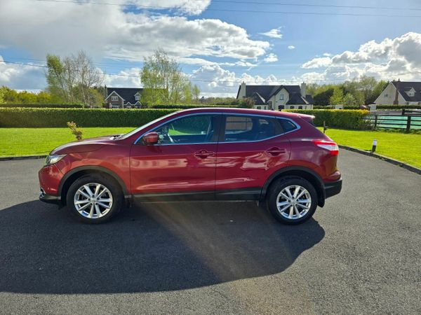 Nissan Qashqai Hatchback, Diesel, 2015, Red