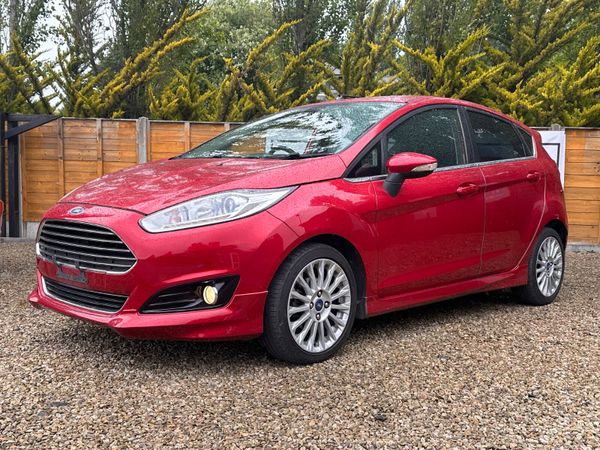Ford Fiesta Hatchback, Petrol, 2015, Red