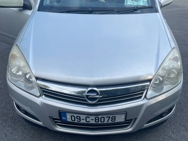 Opel Astra Hatchback, Petrol, 2009, Silver