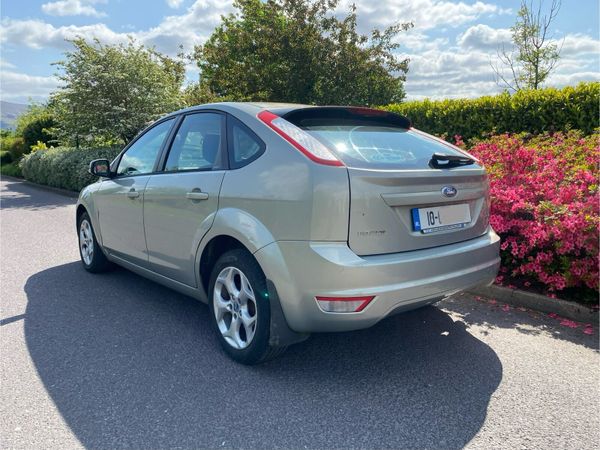 Ford Focus Hatchback, Diesel, 2010, Gold