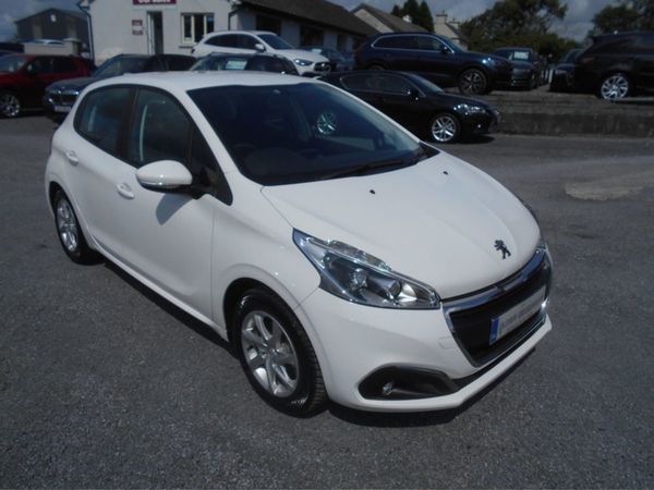 Peugeot 208 Hatchback, Petrol, 2017, White