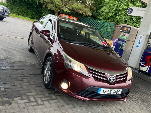 Toyota Avensis Saloon, Diesel, 2012, Red