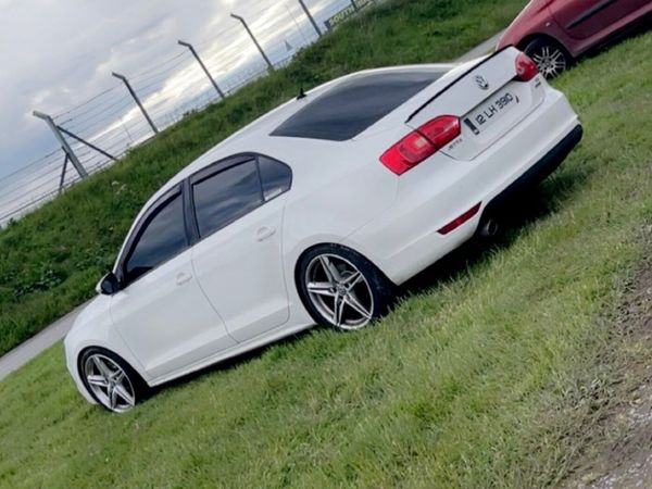 Volkswagen Jetta Saloon, Diesel, 2012, White