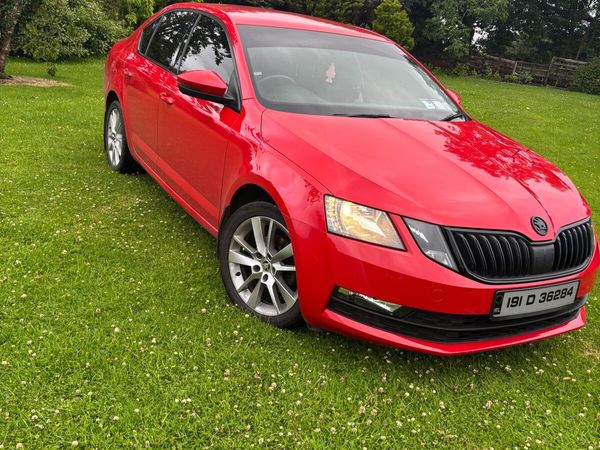 Skoda Octavia Saloon, Diesel, 2019, Red