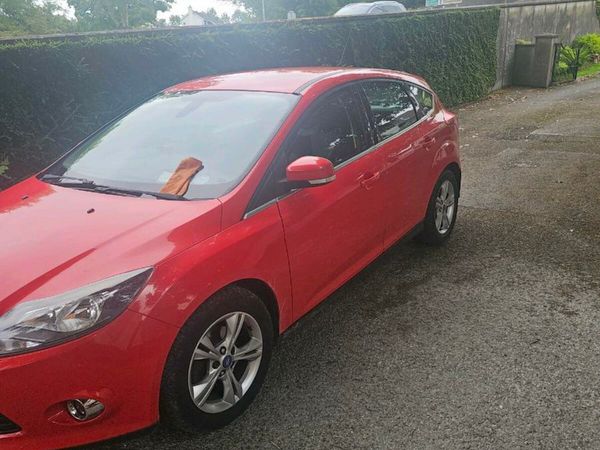 Ford Focus Hatchback, Petrol, 2013, Red
